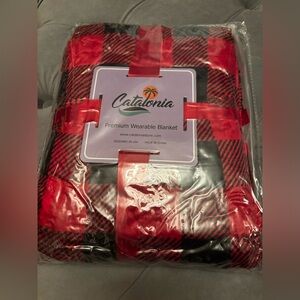 Catalonia Premium Wearable Blanket (NWT)